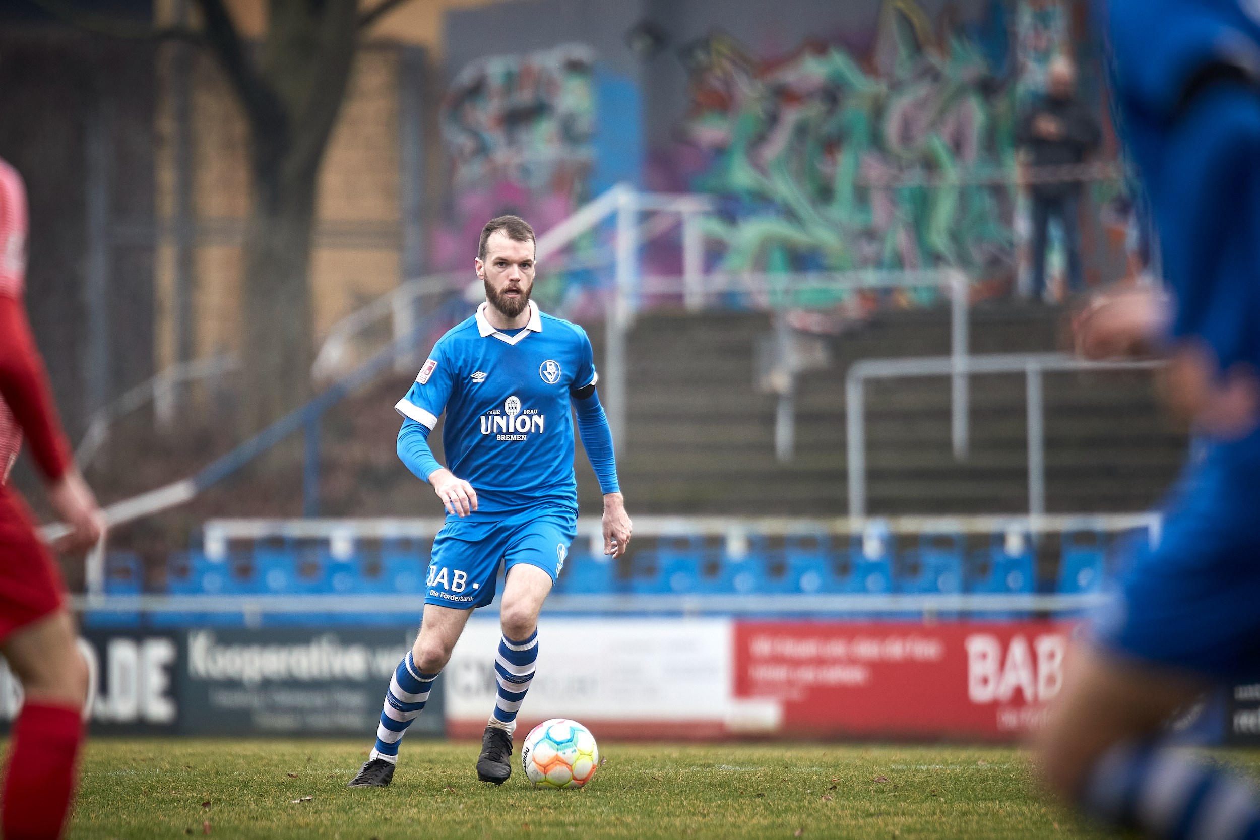Innenverteidiger Dylan Burke weiter in Blau-Weiß