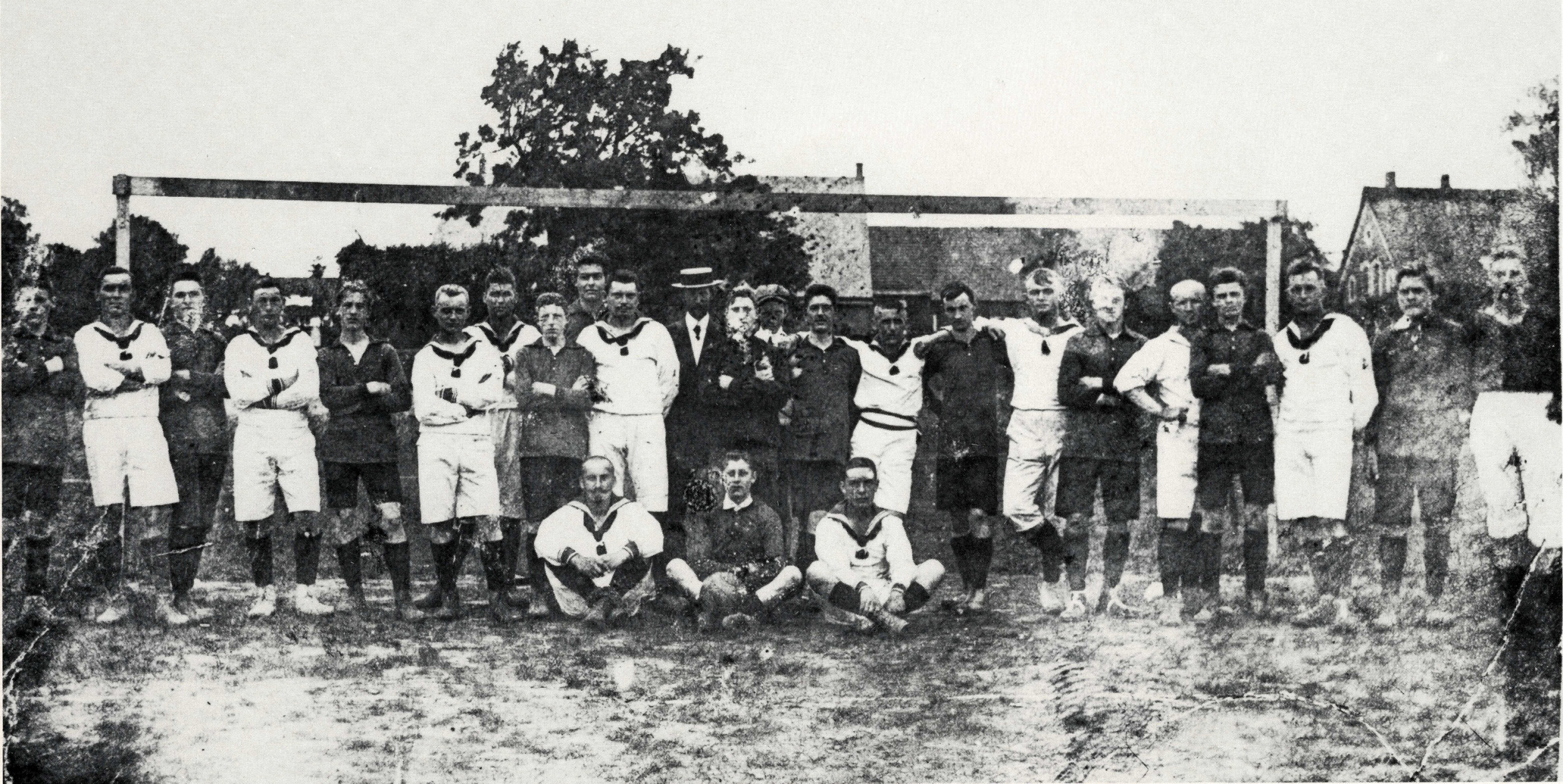 Erste Mannschaft des BBV-»Sport« auf Haesloops Kuhweide 1907. 