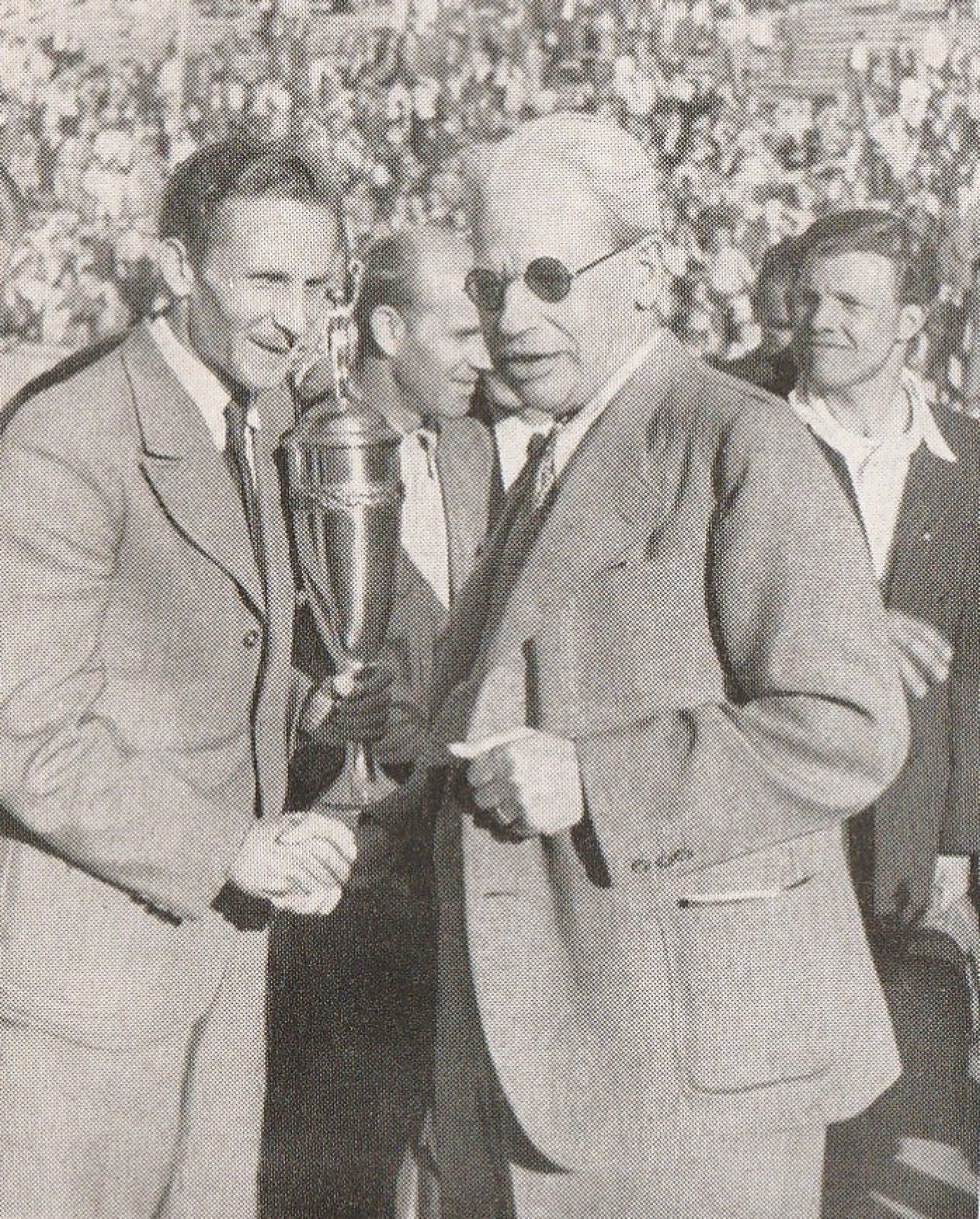Pokalübergabe Turnier in Berlin 1948 